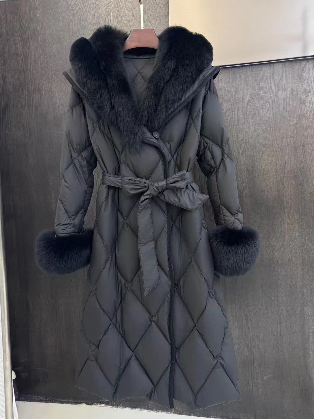 Haining päls kvinnors 25 vinter nya medelstora och långa unga räv pälskrage gås dunjacka kappa kvinnor