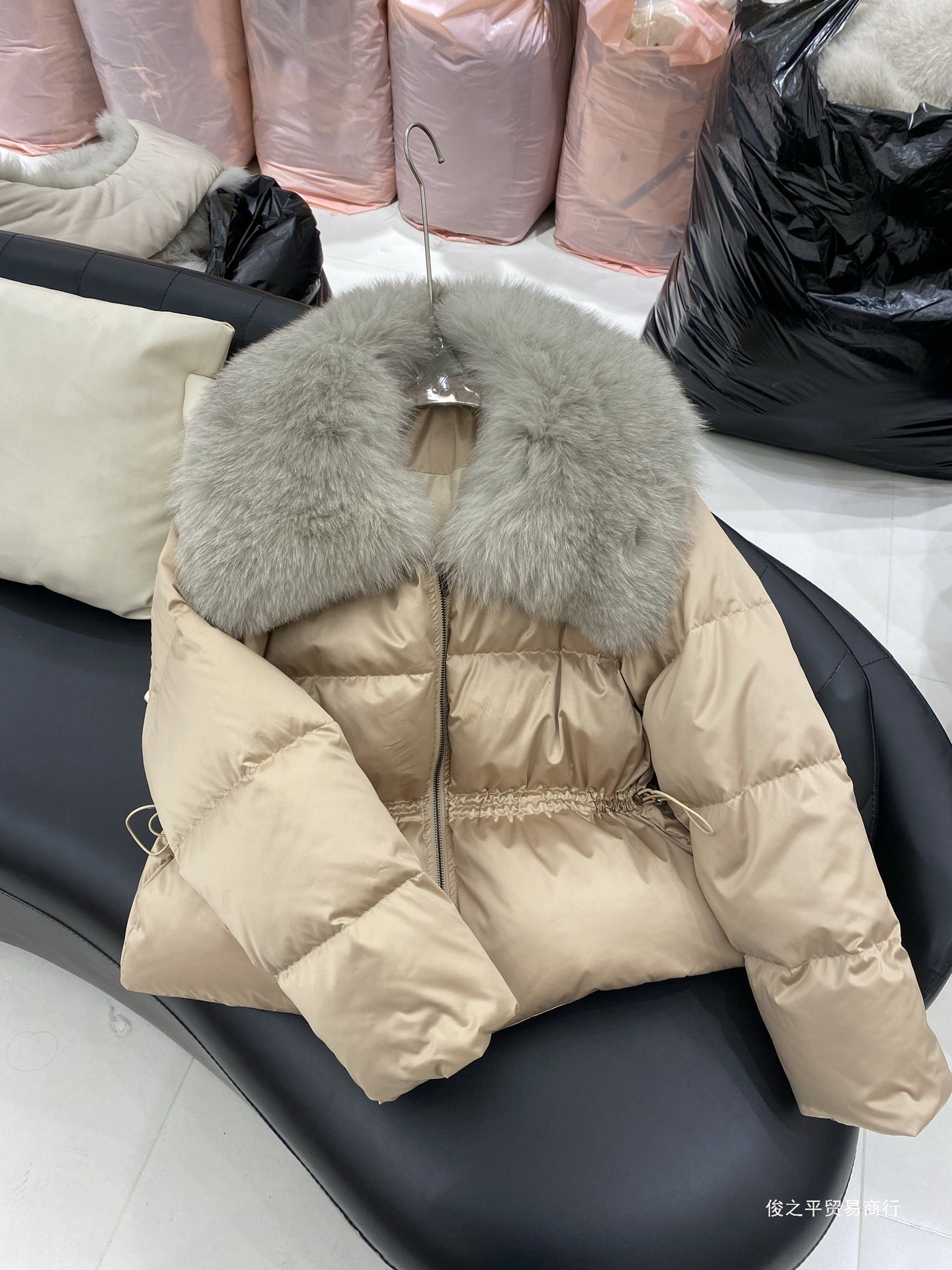 Spot kvinnors vinter explosion kort midja räv hår stor päls krage dunjacka kvinnors koreanska version lös kappa kvinnor