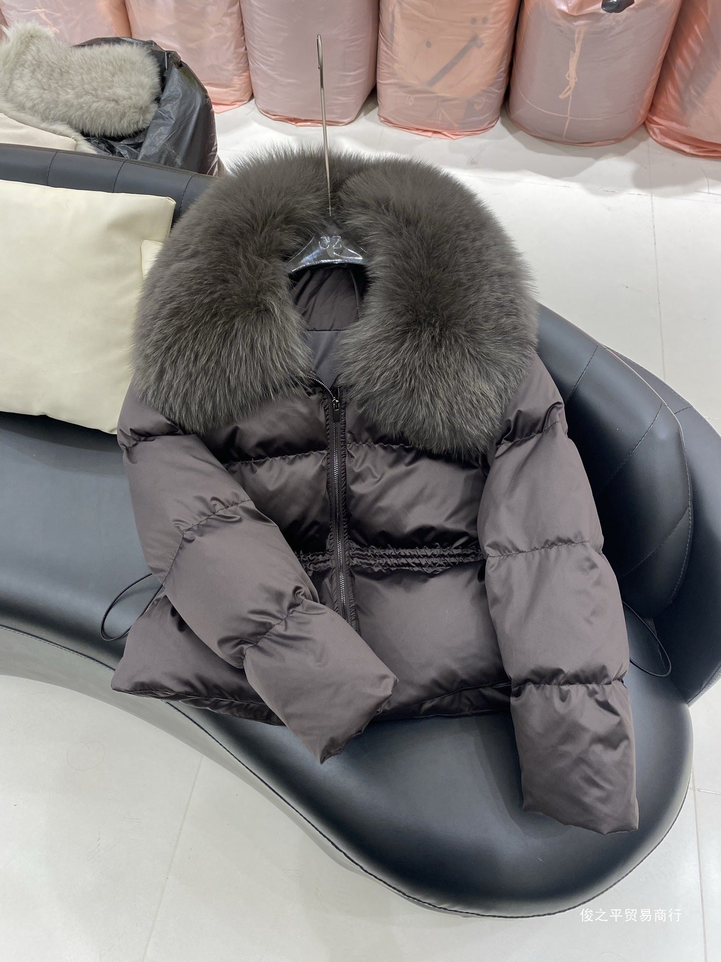 Spot kvinnors vinter explosion kort midja räv hår stor päls krage dunjacka kvinnors koreanska version lös kappa kvinnor