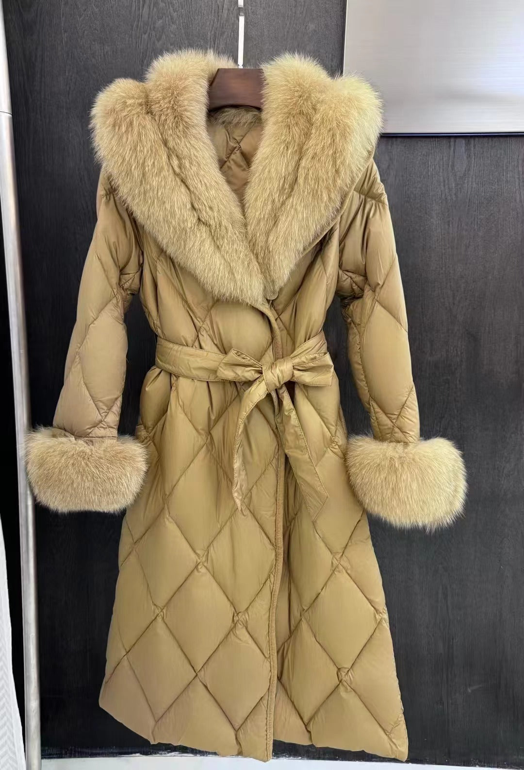 Haining päls kvinnors 25 vinter nya medelstora och långa unga räv pälskrage gås dunjacka kappa kvinnor