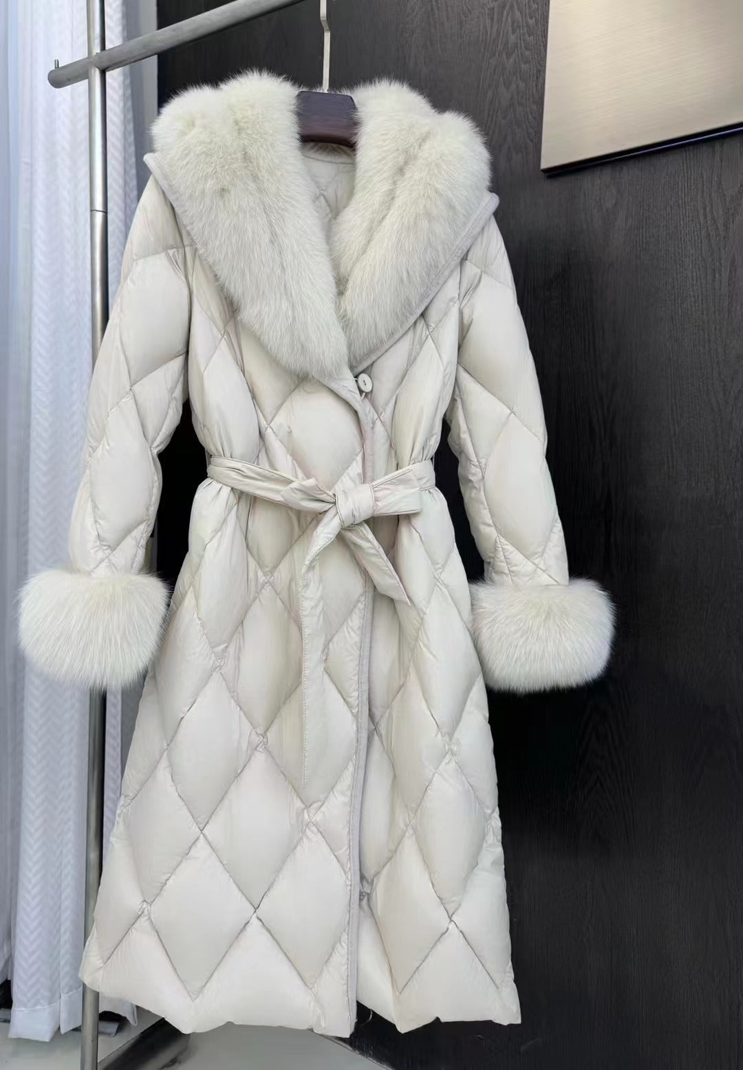 Haining päls kvinnors 25 vinter nya medelstora och långa unga räv pälskrage gås dunjacka kappa kvinnor