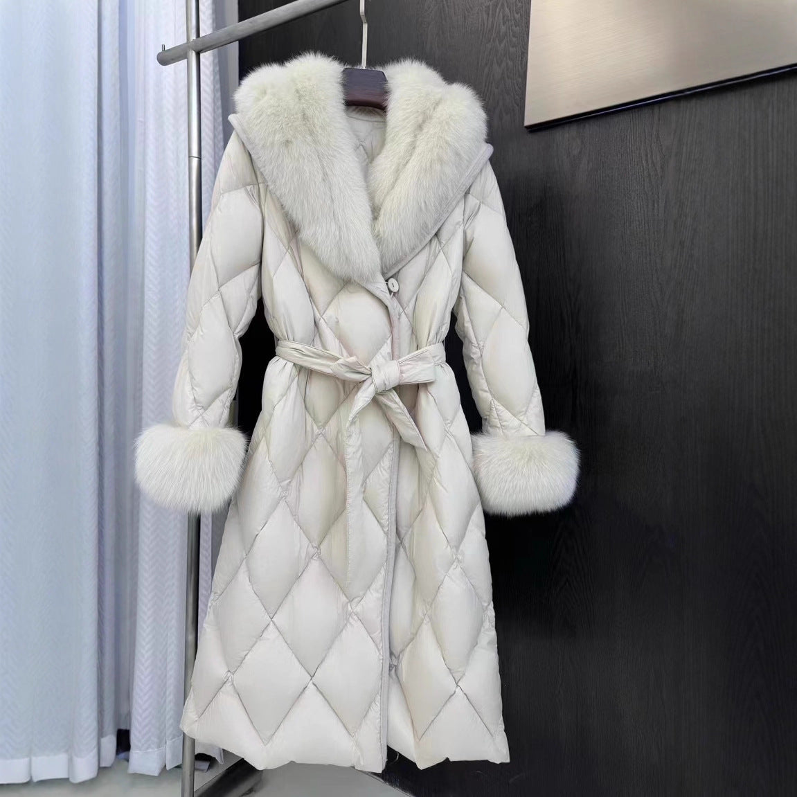 Haining päls kvinnors 25 vinter nya medelstora och långa unga räv pälskrage gås dunjacka kappa kvinnor