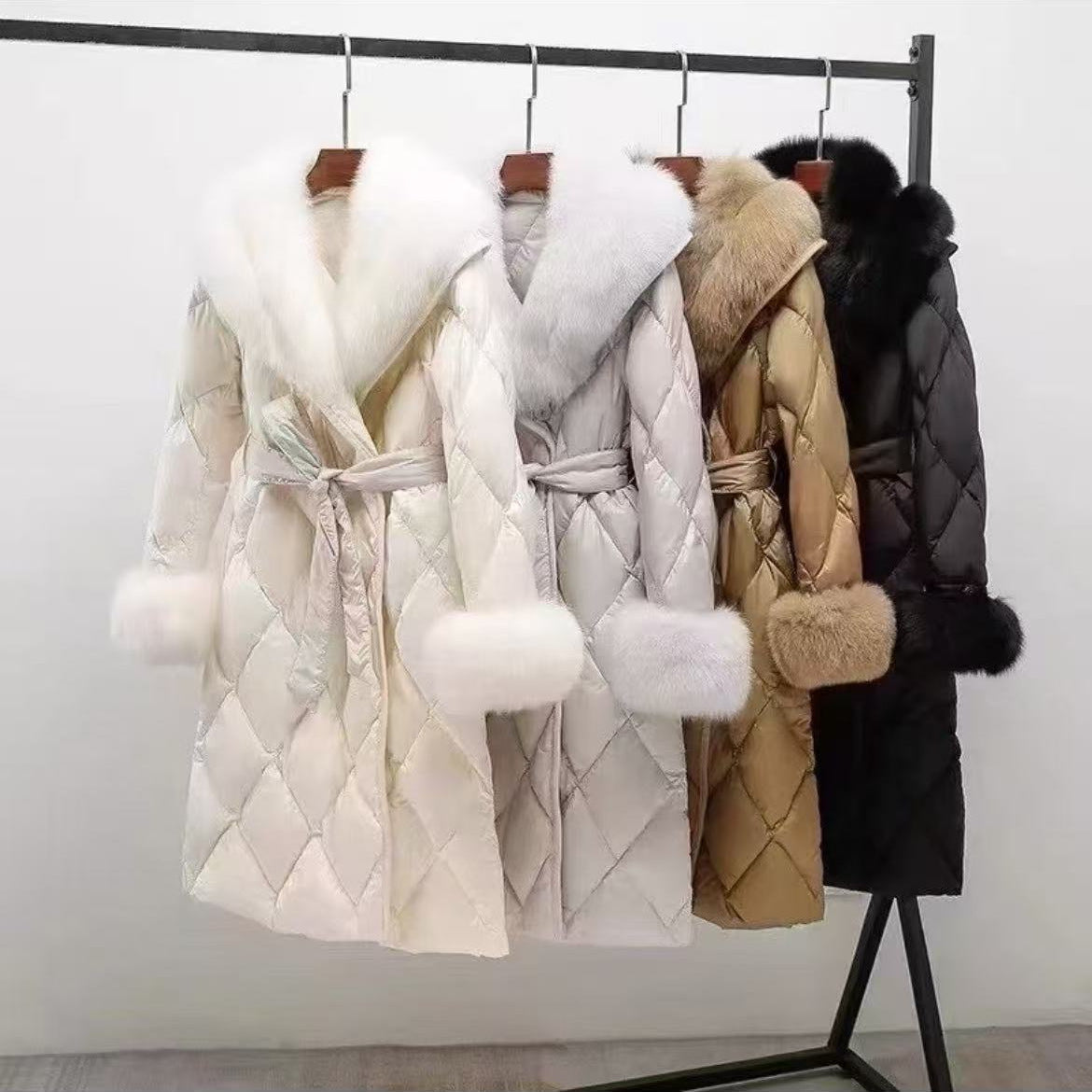 Haining päls kvinnors 25 vinter nya medelstora och långa unga räv pälskrage gås dunjacka kappa kvinnor