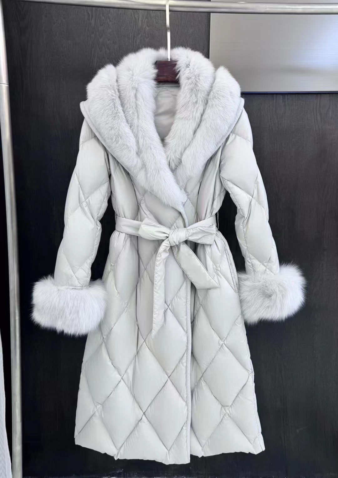 Haining päls kvinnors 25 vinter nya medelstora och långa unga räv pälskrage gås dunjacka kappa kvinnor