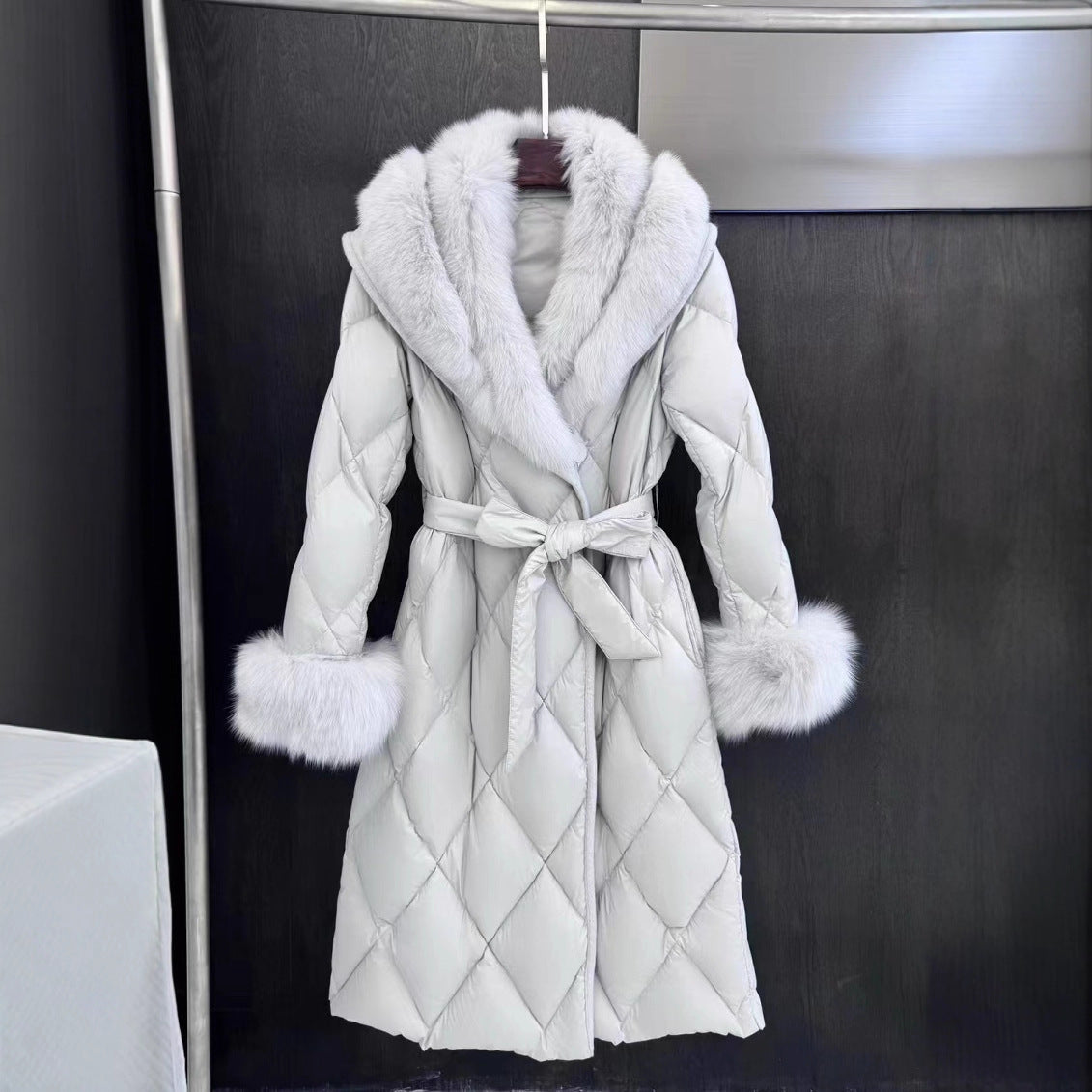 Haining päls kvinnors 25 vinter nya medelstora och långa unga räv pälskrage gås dunjacka kappa kvinnor